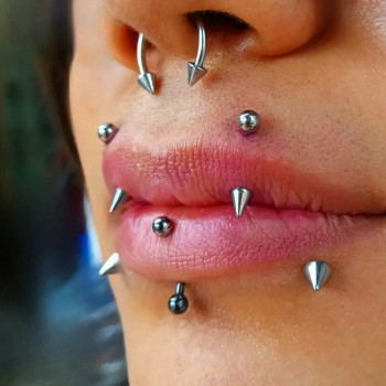 Пірсинг губи «Укус Ангела»
                    Майстер з пірсингу Татьяна Київ
