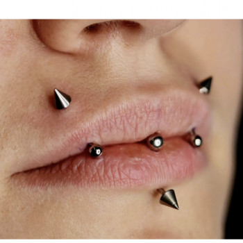 Пірсинг губи «Укус Ангела»
                    Майстер з пірсингу Татьяна Київ