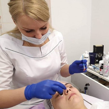 на фото зображено комбіновану чистку обличчя з додаванням азелаїнового пілінгу