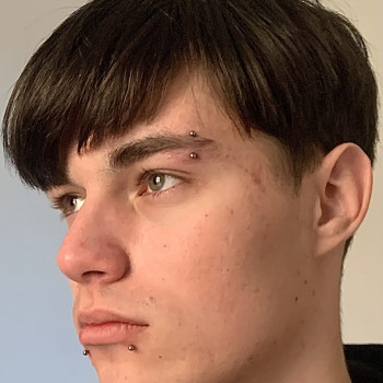 Пірсинг губи «Укус Змеи»