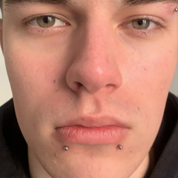 Пірсинг губи «Укус Змеи»