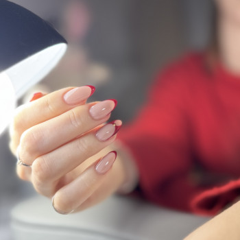 Зняття манікюр та покриття гель лаком
                    Салон красоты  Киев