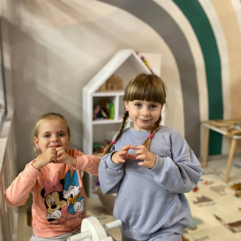 Діти в ігровій зоні у перукарні theЦікаво, Ірпінь