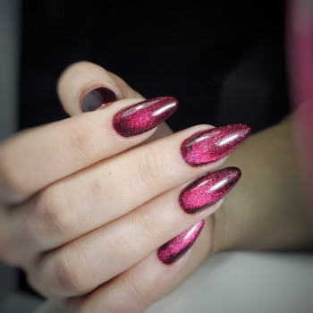 Яскравий манікюр мигдаль котяче око, фото - Салон краси Marlen