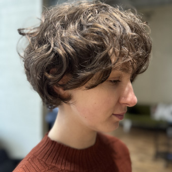 Кучерява коротка стрижка