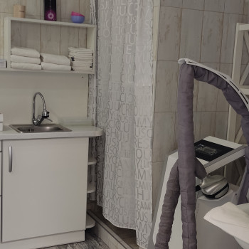 Робочий кабінет: апарат lpg масажу, ванночка для предстерилізації інструментів