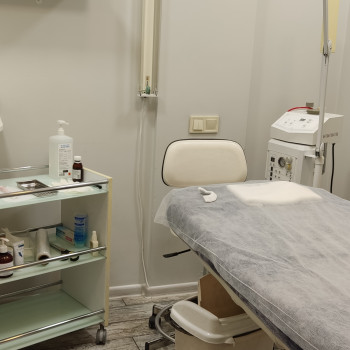Робочий кабінет: кушетка, комбайн уз чистка, мікродермабразія, фонофорез, кріотерапія, вакуум, тощо