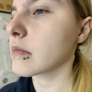 Пірсинг губи «Укус павука»