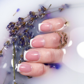 Лавандовий спокій та бездоганний френч. 💜✨

Ідеальний класичний френч — це більше, ніж просто манікю...