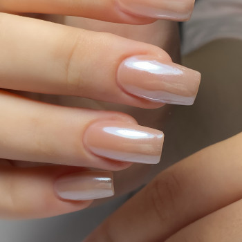 перламутровий манікюр
