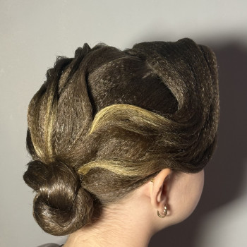 Бальна зачіска