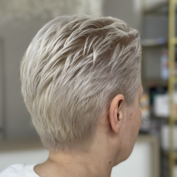 Стрижка
                    Парикмахер-колорист Наталія Луцк