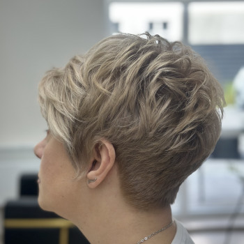 Стрижка
                    Парикмахер-колорист Наталія Луцк