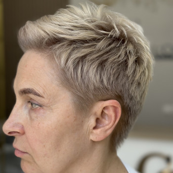 Стрижка
                    Парикмахер-колорист Наталія Луцк