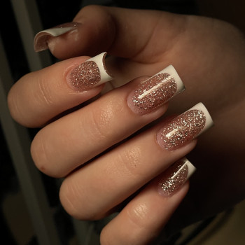 Нарощування нігтів з френчем