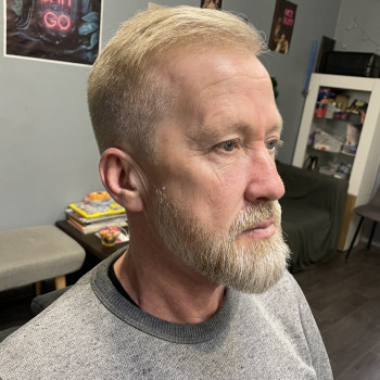 Класична чоловіча стрижка і борода