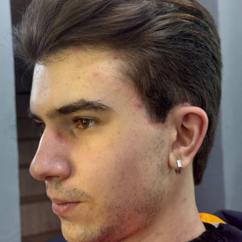 Чоловіча подовжена стрижка
на середню довжину ножицями