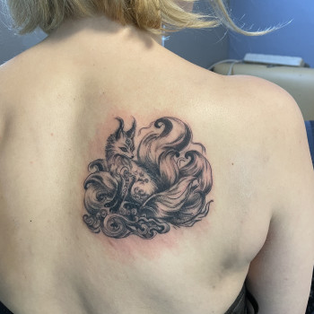 Тату Тату жіноче білка на лопатці графіка, фото - Барбершоп Юність