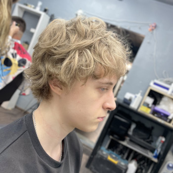 Стрижка підлітка подовжена ножицями для кучерявого волосся, фото - Барбершоп Юність