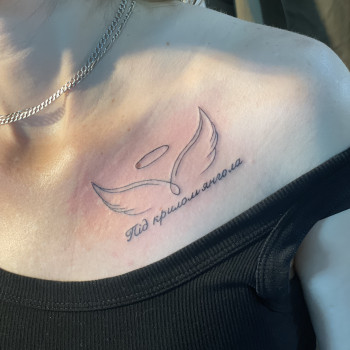 Тату Тату для дівчина крила янгола і надпис на ключиці, фото - Барбершоп Юність