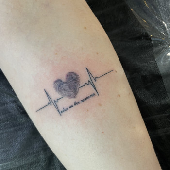 Парне тату з відбитками пальців та надписом