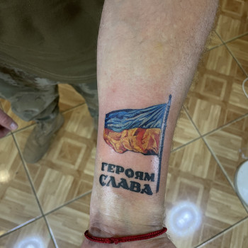 на руці, патріотичне, прапор