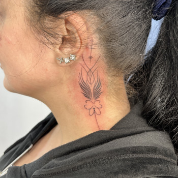 на шее, крылья