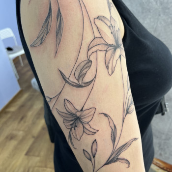 на плече, лилия