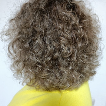 Вуальне мелірування і стрижка на хвилясте волосся
