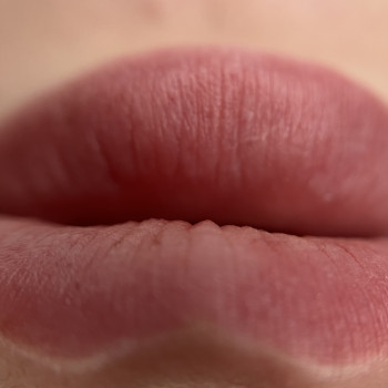 Загоєння естетичного перманентного макіяжу губ