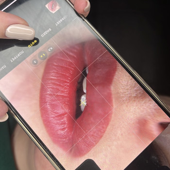 Губи це делікатна зона . Яка не повинна виглядати яскравої перманентному макіяжу. Вона повинна підкр...