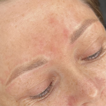 Брови в перманентному макіяж. Це та зона яка дійсно дає виразність обличчя. Брови є і лице є. Брів н...