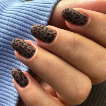 Матовый маникюр коричневый с принтами, фото - Мастер маникюра Алёна