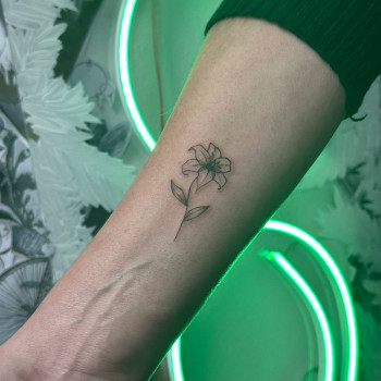 Тату для дівчат лілія квітка, фото - Тату салон МОЖНА ТАТУ