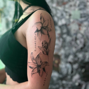 Тату женские на плече лилия, фото - Тату салон МОЖНА ТАТУ