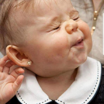 Прокол вушок діткам від 8 ми місяців
 
 