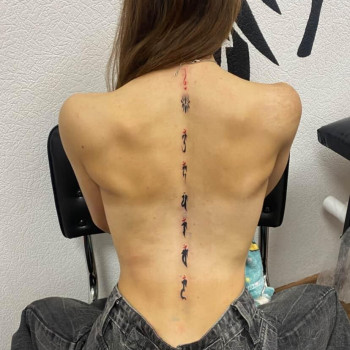 Тату на хребті
  