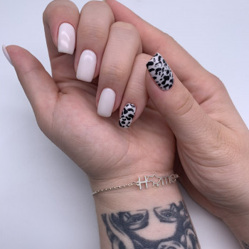 Акцентний манікюр з характером 

   