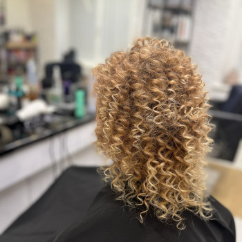 Афрокудрі - живі локони з характером ✨

   