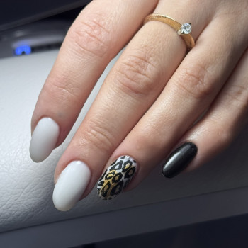 Темний манікюр з характером 🖤

   