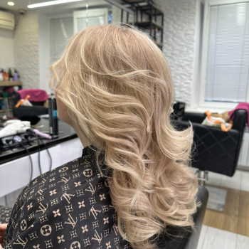 Класичний блонд — чисте освітлення та природний тон 🌿+ М’які локони для завершеного образу.

   