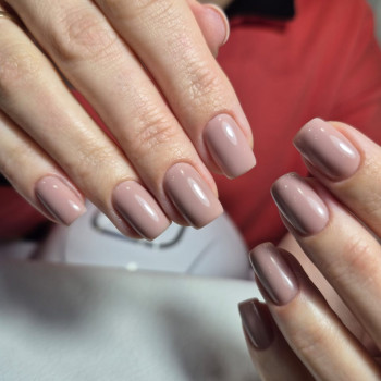 Нюдовий манікюр — стримано та елегантно.

   
