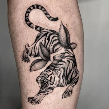 на ноге, тигр