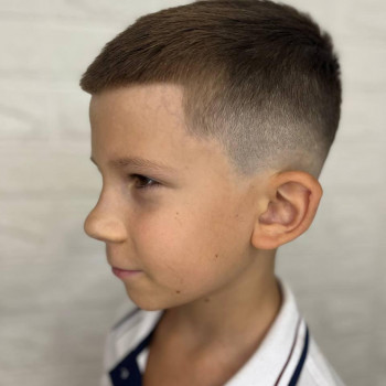Дитяча стрижка, виглядає дуже охайно та модно