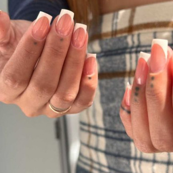 Нарощення нігтів, викладений френч