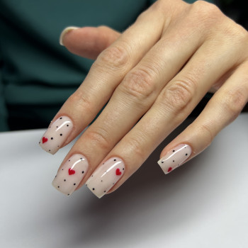 манікюр із серцями, манікюр з крапками
