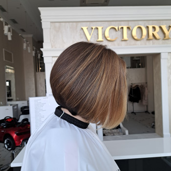 Боб каре, стильна стрижка, легко вкладати. Освітлення волосся в техніці додає об'єм, тонування професійною фарбою зберігає якість волосся.
 #фарбуванняволосся
 #міліровкачернівці
 #стрижкабоб