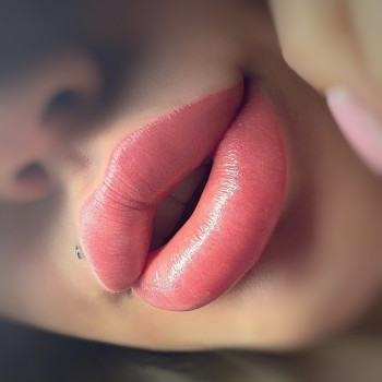 Перманентний макіяж губ