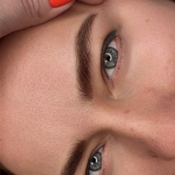 Перманент брів в волосковій техніці