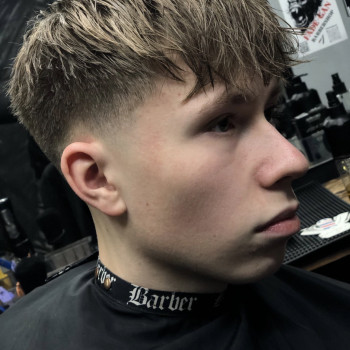 чоловіча стрижка, укладка волосся